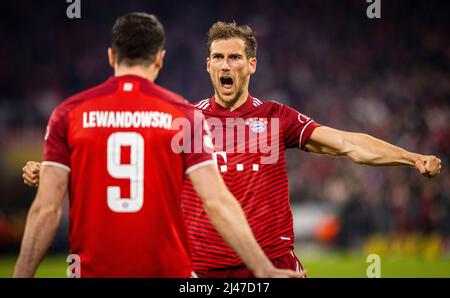 München, Deutschland, 12/04/2022, Torjubel: Robert Lewandowski (München), Leon Goretzka (München) FC Bayern München - FC Villareal 12.04.2022, Fussball; Saison 2021/22 Foto: Moritz Müller Copyright (nur für journalistische Zwecke) by : Moritz Müller, Wilhelm-Raabe-Str.18, 40470 Düsseldorf. Tel 0211-13954918. MB.: 0176-81034275; Honorar zzgl. 7 % UmSt. + Belegexemplar; Commerzbank, Konto: 3813045, BLZ: 30040000; IBAN: DE49 3004 0000 0381 3045 00; Finanzamt Düsseldorf-Nord, Steuernummer: 105/5193/1677 Stockfoto