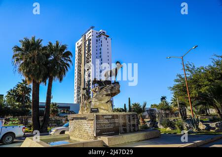 Figura o estatua de borrego cimarron, cimarrones, animal del desierto de sonora y edificio departamental, biens raices en la colonia Pitic en Hermosillo, Mexiko. (Foto von Luis Gutierrez/North Photo/) Figura o estatua de borrego cimarron, cimarrones, animal del desierto de sonora y edificio departamental, biens raices en la colonia Pitic en Hermosillo, Mexiko. (Foto von Luis Gutierrez/Nordfoto/) Stockfoto