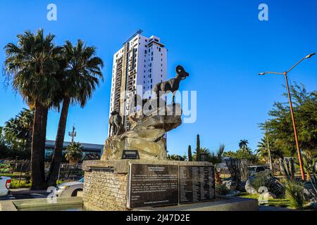 Figura o estatua de borrego cimarron, cimarrones, animal del desierto de sonora y edificio departamental, biens raices en la colonia Pitic en Hermosillo, Mexiko. (Foto von Luis Gutierrez/North Photo/) Figura o estatua de borrego cimarron, cimarrones, animal del desierto de sonora y edificio departamental, biens raices en la colonia Pitic en Hermosillo, Mexiko. (Foto von Luis Gutierrez/Nordfoto/) Stockfoto