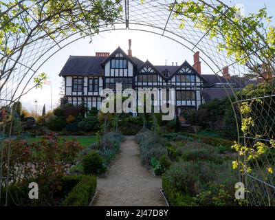 Watford, Hertfordshire, England, April 07 2022: Pergola und Rosengarten auf dem Gelände von Bhaktivedanta Manor, einem ISKCON-Standort. Stockfoto