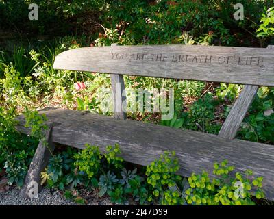 Watford, Hertfordshire, England, April 07 2022: Sie sind der Atem des Lebens Phrase auf einer Bank umgeben von Blumen im George Harrison Woodland gar Stockfoto