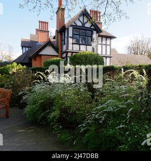 Watford, Hertfordshire, England, April 07 2022: Blumenbeet und Hecke auf dem Gelände von Bhaktivedanta Manor, einem ISKCON-Standort. Stockfoto