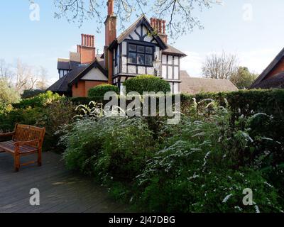 Watford, Hertfordshire, England, April 07 2022: Bank, Terrasse und Blumenbeet und Hecke auf dem Gelände von Bhaktivedanta Manor, einem ISKCON-Standort. Stockfoto