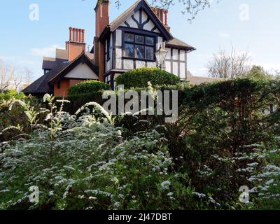 Watford, Hertfordshire, England, April 07 2022: Blumenbeet und Hecke auf dem Gelände von Bhaktivedanta Manor, einem ISKCON-Standort. Stockfoto