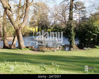 Watford, Hertfordshire, England, April 07 2022: Elefantenförmige Struktur und Teich auf dem Gelände von Bhaktivedanta Manor und ISKCON-Gelände. Stockfoto