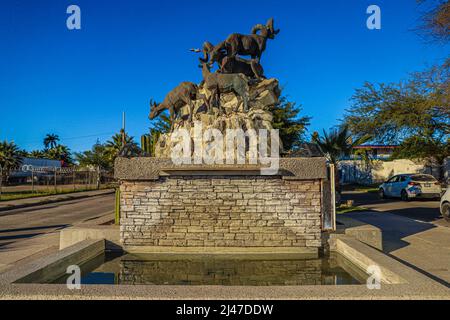 Figura o estatua de borrego cimarron, cimarrones, animal del desierto de sonora y edificio departamental, biens raices en la colonia Pitic en Hermosillo, Mexiko. (Foto von Luis Gutierrez/North Photo/) Figura o estatua de borrego cimarron, cimarrones, animal del desierto de sonora y edificio departamental, biens raices en la colonia Pitic en Hermosillo, Mexiko. (Foto von Luis Gutierrez/Nordfoto/) Stockfoto