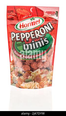Winneconne, WI -2 April 2022: Ein Paket von Hormel pepperoni minis auf einem isolierten Hintergrund Stockfoto