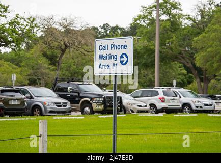 Handyparkplätze für Fahrzeuge, die auf die Ankunft der Passagiere am Regionalflughafen Gainesville in Gainesville, Florida, warten. Stockfoto