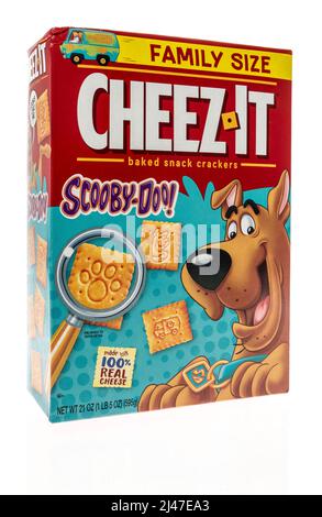 Winneconne, WI -10 April 2022: Ein Paket von Cheez it Scooby tun Cracker auf einem isolierten Hintergrund Stockfoto
