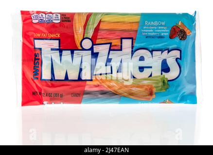 Winneconne, WI -10 April 2022: Ein Paket von Twizzlers dreht Regenbogenbonbons auf einem isolierten Hintergrund Stockfoto