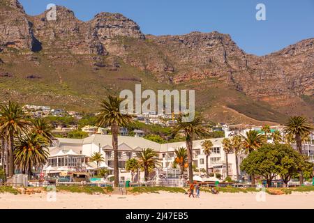 Camps Bay, in der Nähe von Kapstadt, Südafrika. Stockfoto