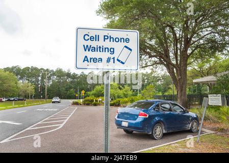 Handyparkplätze für Fahrzeuge, die auf die Ankunft der Passagiere am Regionalflughafen Gainesville in Gainesville, Florida, warten. Stockfoto