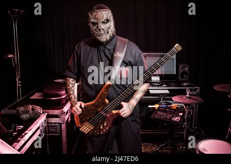 Slipknot-Bassist Alessandro 'Alex' Venturella backstage beim Download Festival Stockfoto