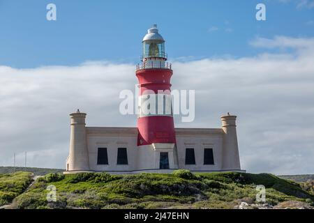 Der Cape Agulhas Leuchtturm, am Cape Agulhas, dem südlichsten Punkt Afrikas. Stockfoto