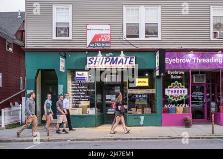 Studenten wandern entlang der Highland Street in Worcester, Massachusetts Stockfoto