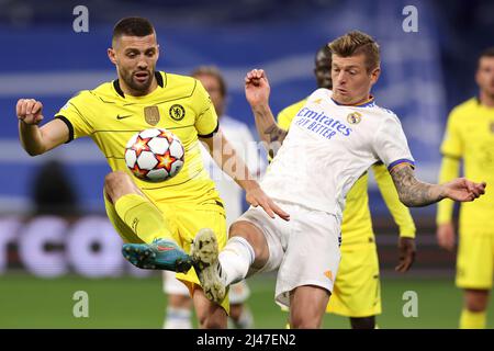 Madrid, Spanien, 12.. April 2022. Mateo Kovacic vom FC Chelsea wird während des UEFA Champions League-Spiels beim Bernabeu in Madrid von Toni Kroos von Real Madrid herausgefordert. Bildnachweis sollte lauten: Jonathan Moscrop / Sportimage Stockfoto