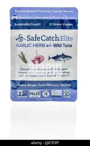 Winneconne, WI -10. April 2022: Ein Paket von sicherem, wildlebendem Thunfisch auf einem isolierten Hintergrund Stockfoto