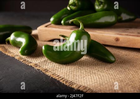 Serrano Chile oder Green Chile. (Capsicum annum). Vielfalt an scharfem Chili sehr beliebt in der mexikanischen Küche, wird es häufig frisch konsumiert.