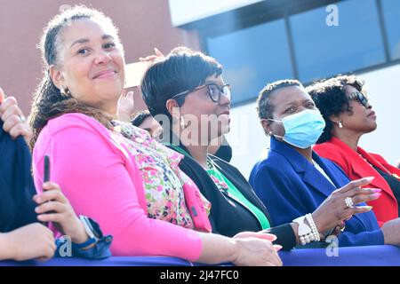 Die Vizepräsidentin der Vereinigten Staaten, Kamala Harris, spricht auf der Bühne in der Sheetmetal Workers Local 19 Hall in Philadelphia, Pennsylvania, USA. 12. April 2022. Quelle: SIPA USA/Alamy Live News Stockfoto
