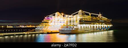 Tallinn, Estland - 06. märz 2022: AIDA-Schiff bei Nacht im Terminal. AIDA Luxusliner in hellen Lichtern bei Nacht. Stockfoto