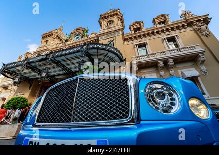 Monaco, Monte-Carlo, 21. August 2017: Luxusauto Bentley in blauer Farbe in der Nähe des Casinos Monte-Carlo bei Sonnenuntergang, Blick vom Hotel de Paris, Stadtleben im Sommer