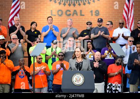 Die Vizepräsidentin der Vereinigten Staaten, Kamala Harris, spricht auf der Bühne in der Sheetmetal Workers Local 19 Hall in Philadelphia, Pennsylvania, USA. 12. April 2022. Quelle: SIPA USA/Alamy Live News Stockfoto