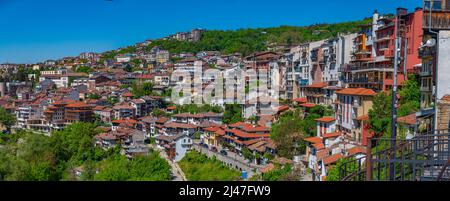 Veliko Tarnovo, Bulgarien, 9. Mai 2021: Traditionelle Häuser in der Altstadt von Veliko Tarnovo, Bulgarien Stockfoto