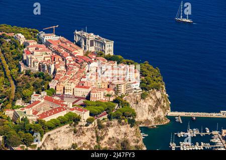 Luftaufnahme des Hafens Fontvieille bei Sonnenuntergang, Ozeanographisches Museum von Monaco, Südfrankreich, viele Boote sind in der Marina vertäut, Blick auf das Stadtleben von Stockfoto