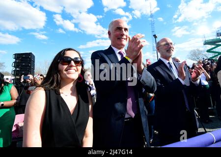Philadelphia, Vereinigte Staaten Von Amerika. 12. April 2022. Senator Bob Casey (Mitte) und Gouverneur von Pennsylvania, Tom Wolf, hören zu, während die Vizepräsidentin der Vereinigten Staaten, Kamala Harris, am 12. April 2022 in der Sheetmetal Workers Local 19 Hall in Philadelphia, Pennsylvania, USA, auf der Bühne spricht. Quelle: SIPA USA/Alamy Live News Stockfoto