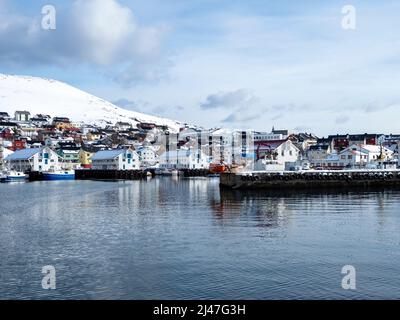 Honningsvag, Norwegen, im Winter mit schneebedeckten Bergen Stockfoto