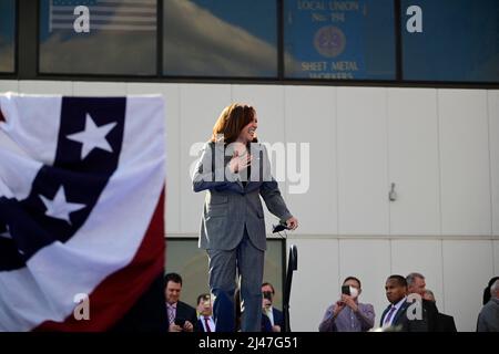 Die Vizepräsidentin der Vereinigten Staaten, Kamala Harris, kommt am 12. April 2022 in der Sheetmetal Workers Local 19 Hall in Philadelphia, Pennsylvania, USA, auf die Bühne. Stockfoto