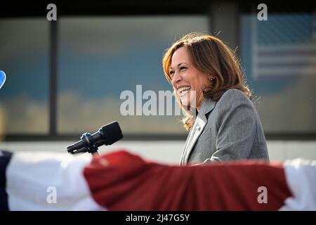 Die Vizepräsidentin der Vereinigten Staaten, Kamala Harris, spricht am 12. April 2022 auf der Bühne in der Sheetmetal Workers Local 19 Hall in Philadelphia, Pennsylvania, USA. Stockfoto
