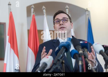 Stirin, Tschechische Republik. 12. April 2022. Der tschechische Außenminister Jan Lipavsky spricht während der gemeinsamen Pressekonferenz der Gruppe der europäischen Außenminister der Zentralkonferenz 5 (C5) auf der Burg Stirin bei Prag. Die zentrale (C5) Gruppe der europäischen Außenminister wurde 2020 mit dem Ziel gegründet, eng bei der Bekämpfung der Corona-Virus-Pandemie zusammenzuarbeiten. Aufgrund der aktuellen Situation diskutierten die Minister über die russische Aggression gegen die Ukraine. Kredit: SOPA Images Limited/Alamy Live Nachrichten Stockfoto