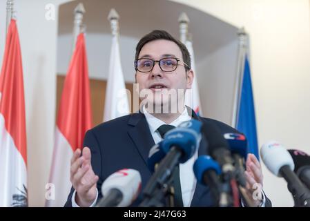 Stirin, Tschechische Republik. 12. April 2022. Der tschechische Außenminister Jan Lipavsky spricht während der gemeinsamen Pressekonferenz der Gruppe der europäischen Außenminister der Zentralkonferenz 5 (C5) auf der Burg Stirin bei Prag. Die zentrale (C5) Gruppe der europäischen Außenminister wurde 2020 mit dem Ziel gegründet, eng bei der Bekämpfung der Corona-Virus-Pandemie zusammenzuarbeiten. Aufgrund der aktuellen Situation diskutierten die Minister über die russische Aggression gegen die Ukraine. Kredit: SOPA Images Limited/Alamy Live Nachrichten Stockfoto