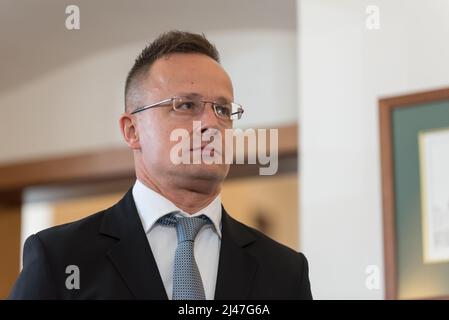Stirin, Tschechische Republik. 12. April 2022. Der ungarische Außenminister Peter Szijjarto, zu sehen bei der gemeinsamen Pressekonferenz der Gruppe der europäischen Außenminister der Zentralen 5 (C5) in der Burg Stirin bei Prag. Die zentrale (C5) Gruppe der europäischen Außenminister wurde 2020 mit dem Ziel gegründet, eng bei der Bekämpfung der Corona-Virus-Pandemie zusammenzuarbeiten. Aufgrund der aktuellen Situation diskutierten die Minister über die russische Aggression gegen die Ukraine. Kredit: SOPA Images Limited/Alamy Live Nachrichten Stockfoto