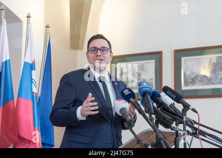 Stirin, Tschechische Republik. 12. April 2022. Der tschechische Außenminister Jan Lipavsky spricht während einer gemeinsamen Pressekonferenz der Gruppe der europäischen Außenminister der Zentralen 5 (C5) in der Burg Stirin bei Prag. Die zentrale (C5) Gruppe der europäischen Außenminister wurde 2020 mit dem Ziel gegründet, eng bei der Bekämpfung der Corona-Virus-Pandemie zusammenzuarbeiten. Aufgrund der aktuellen Situation diskutierten die Minister über die russische Aggression gegen die Ukraine. Kredit: SOPA Images Limited/Alamy Live Nachrichten Stockfoto