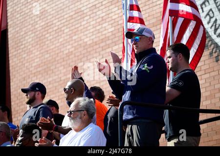 Philadelphia, Vereinigte Staaten Von Amerika. 12. April 2022. Die Menschen hören zu, während die Vizepräsidentin der Vereinigten Staaten Kamala Harris am 12. April 2022 auf der Bühne in der Sheetmetal Workers Local 19 Hall in Philadelphia, Pennsylvania, USA, spricht. Quelle: SIPA USA/Alamy Live News Stockfoto