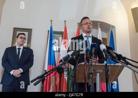Stirin, Tschechische Republik. 12. April 2022. Der ungarische Außenminister Peter Szijjarto (R) und der tschechische Außenminister Jan Lipavsky haben während der gemeinsamen Pressekonferenz der Gruppe der europäischen Außenminister der Zentralregion 5 (C5) auf der Burg Stirin bei Prag gesehen. Die zentrale (C5) Gruppe der europäischen Außenminister wurde 2020 mit dem Ziel gegründet, eng bei der Bekämpfung der Corona-Virus-Pandemie zusammenzuarbeiten. Aufgrund der aktuellen Situation diskutierten die Minister über die russische Aggression gegen die Ukraine. Kredit: SOPA Images Limited/Alamy Live Nachrichten Stockfoto