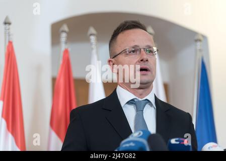 Stirin, Tschechische Republik. 12. April 2022. Der ungarische Außenminister Peter Szijjarto spricht während der gemeinsamen Pressekonferenz der Gruppe der europäischen Außenminister der Zentralkonferenz 5 (C5) auf der Burg Stirin bei Prag. Die zentrale (C5) Gruppe der europäischen Außenminister wurde 2020 mit dem Ziel gegründet, eng bei der Bekämpfung der Corona-Virus-Pandemie zusammenzuarbeiten. Aufgrund der aktuellen Situation diskutierten die Minister über die russische Aggression gegen die Ukraine. Kredit: SOPA Images Limited/Alamy Live Nachrichten Stockfoto