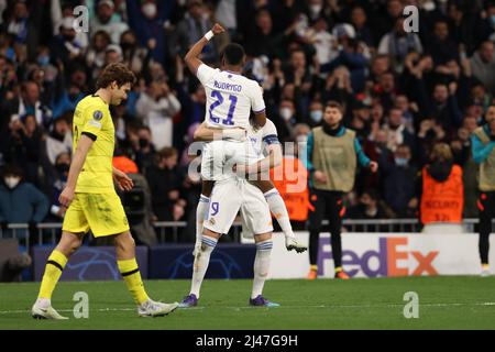 Madrid, Spanien, 12.. April 2022. Marcos Alonso vom FC Chelsea reagiert, als Rodrygo von Real Madrid mit Teamkollege Karim Benzema feiert, nachdem er während des UEFA Champions League-Spiels im Bernabeu, Madrid, das Spiel mit 2-2 Punkten bewertet hatte. Bildnachweis sollte lauten: Jonathan Moscrop / Sportimage Stockfoto