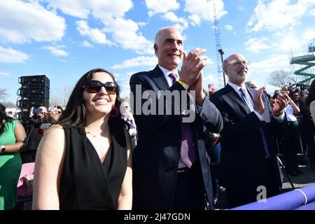 Philadelphia, Usa. 12. April 2022. Senator Bob Casey (Mitte) und Gouverneur von Pennsylvania, Tom Wolf, hören zu, wie die Vizepräsidentin der Vereinigten Staaten, Kamala Harris, am Dienstag, den 12. April 2022, auf der Bühne in der Sheetmetal Workers Local 19 Hall in Philadelphia, Pennsylvania, spricht. Foto von Bastiaan Slabbers/UPI Credit: UPI/Alamy Live News Stockfoto