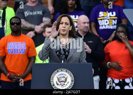 Philadelphia, Usa. 12. April 2022. Die Vizepräsidentin der Vereinigten Staaten, Kamala Harris, spricht am Dienstag, den 12. April 2022, auf der Bühne in der Sheetmetal Workers Local 19 Hall in Philadelphia, Pennsylvania. Foto von Bastiaan Slabbers/UPI Credit: UPI/Alamy Live News Stockfoto