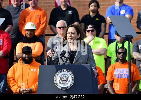 Philadelphia, Usa. 12. April 2022. Die Vizepräsidentin der Vereinigten Staaten, Kamala Harris, spricht am Dienstag, den 12. April 2022, auf der Bühne in der Sheetmetal Workers Local 19 Hall in Philadelphia, Pennsylvania. Foto von Bastiaan Slabbers/UPI Credit: UPI/Alamy Live News Stockfoto