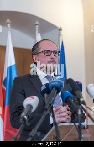 Stirin, Tschechische Republik. 12. April 2022. Der österreichische Außenminister Alexander Schallenberg spricht auf der gemeinsamen Pressekonferenz der Zentralen 5 (C5) Europäischen Außenministergruppe auf der Burg Stirin bei Prag. Die zentrale (C5) Gruppe der europäischen Außenminister wurde 2020 mit dem Ziel gegründet, eng bei der Bekämpfung der Corona-Virus-Pandemie zusammenzuarbeiten. Aufgrund der aktuellen Situation diskutierten die Minister über die russische Aggression gegen die Ukraine. (Foto von Tomas Tkacik/SOPA Images/Sipa USA) Quelle: SIPA USA/Alamy Live News Stockfoto