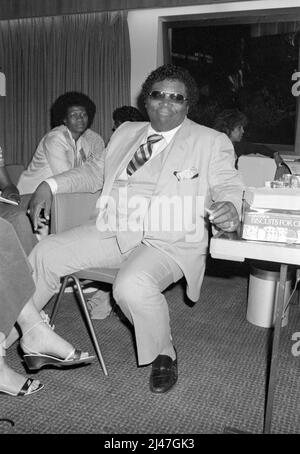 BB King gab nach einem Konzert in der Royal Festival Hall, London, England, 1984 Interviews in seiner Garderobe. Stockfoto