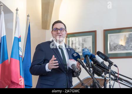 Stirin, Tschechische Republik. 12. April 2022. Der tschechische Außenminister Jan Lipavsky spricht während einer gemeinsamen Pressekonferenz der Gruppe der europäischen Außenminister der Zentralen 5 (C5) in der Burg Stirin bei Prag. Die zentrale (C5) Gruppe der europäischen Außenminister wurde 2020 mit dem Ziel gegründet, eng bei der Bekämpfung der Corona-Virus-Pandemie zusammenzuarbeiten. Aufgrund der aktuellen Situation diskutierten die Minister über die russische Aggression gegen die Ukraine. (Foto von Tomas Tkacik/SOPA Images/Sipa USA) Quelle: SIPA USA/Alamy Live News Stockfoto