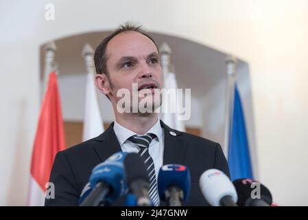 Stirin, Tschechische Republik. 12. April 2022. Die slowenische Außenministerin Anze Logar spricht während der gemeinsamen Pressekonferenz der Gruppe der europäischen Außenminister der Zentralregion 5 (C5) auf der Burg Stirin bei Prag. Die zentrale (C5) Gruppe der europäischen Außenminister wurde 2020 mit dem Ziel gegründet, eng bei der Bekämpfung der Corona-Virus-Pandemie zusammenzuarbeiten. Aufgrund der aktuellen Situation diskutierten die Minister über die russische Aggression gegen die Ukraine. (Foto von Tomas Tkacik/SOPA Images/Sipa USA) Quelle: SIPA USA/Alamy Live News Stockfoto