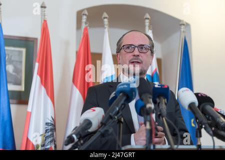 Stirin, Tschechische Republik. 12. April 2022. Der österreichische Außenminister Alexander Schallenberg spricht auf der gemeinsamen Pressekonferenz der Zentralen 5 (C5) Europäischen Außenministergruppe auf der Burg Stirin bei Prag. Die zentrale (C5) Gruppe der europäischen Außenminister wurde 2020 mit dem Ziel gegründet, eng bei der Bekämpfung der Corona-Virus-Pandemie zusammenzuarbeiten. Aufgrund der aktuellen Situation diskutierten die Minister über die russische Aggression gegen die Ukraine. (Foto von Tomas Tkacik/SOPA Images/Sipa USA) Quelle: SIPA USA/Alamy Live News Stockfoto