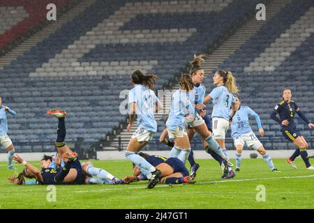 Glasgow, Großbritannien. 12. April 2022. Die schottische Fußballmannschaft der Frauen spielte eine WM-Qualifikation gegen Spanien im Hampden Park, Glasgow, Schottland, Großbritannien Credit: Findlay/Alamy Live News Stockfoto