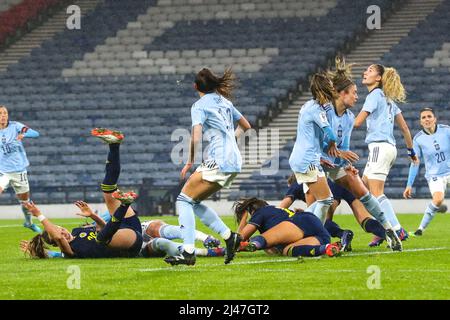 Glasgow, Großbritannien. 12. April 2022. Die schottische Fußballmannschaft der Frauen spielte eine WM-Qualifikation gegen Spanien im Hampden Park, Glasgow, Schottland, Großbritannien Credit: Findlay/Alamy Live News Stockfoto